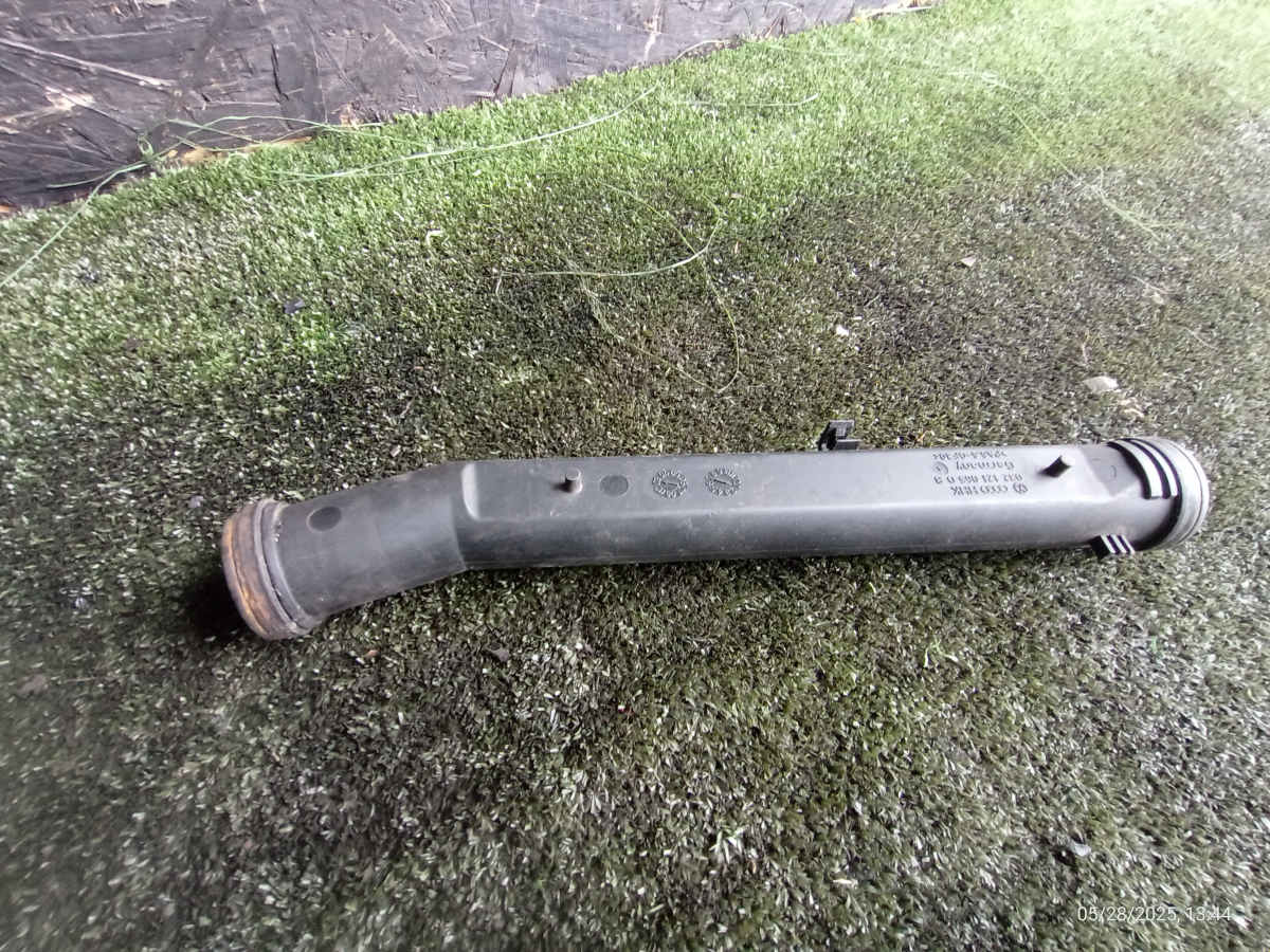 Патрубок системи охолодження Volkswagen Golf IV (1997-2006) 032121065D