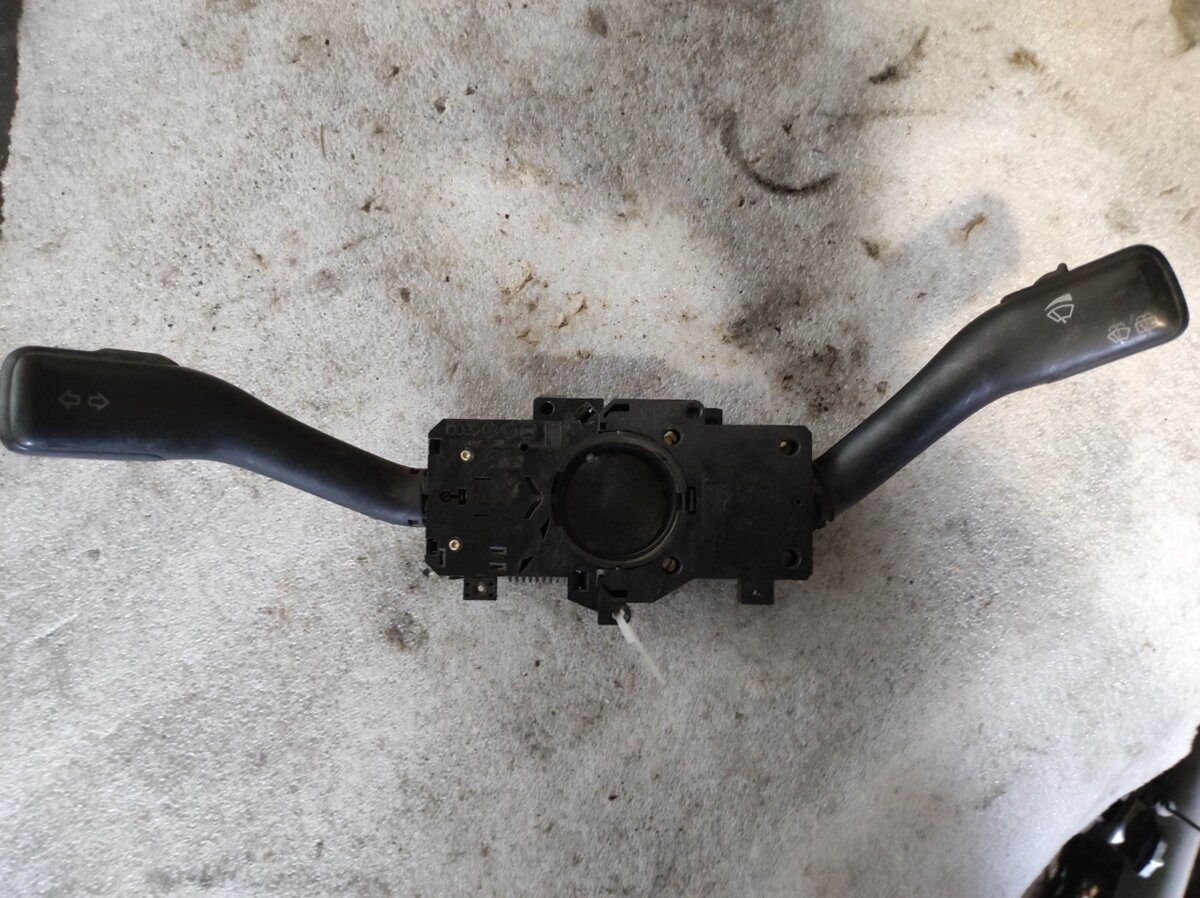 перемикач підрульовий, лівий Volkswagen Golf IV (1997-2006) 8L0953513G