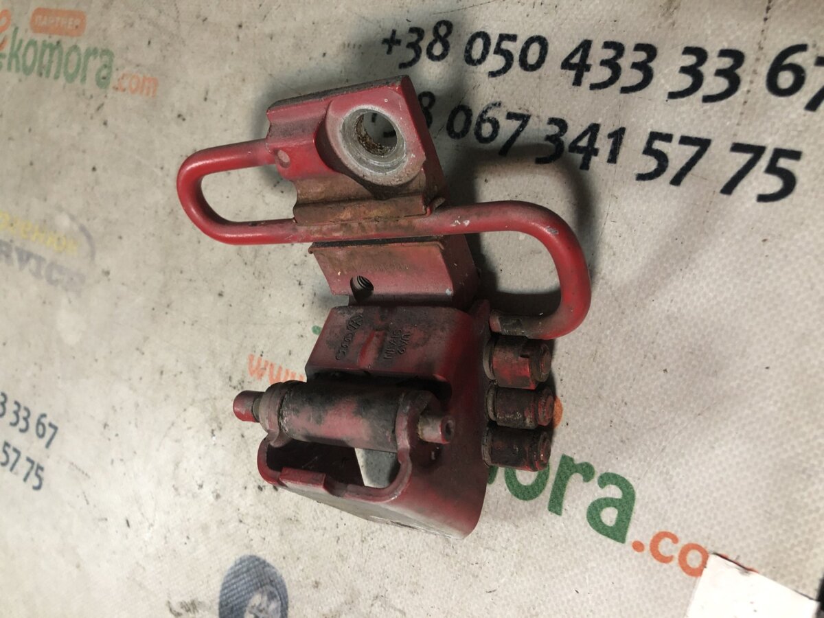 Петля двери передней правой Volkswagen Golf IV (1997-2006) 4B0831412A