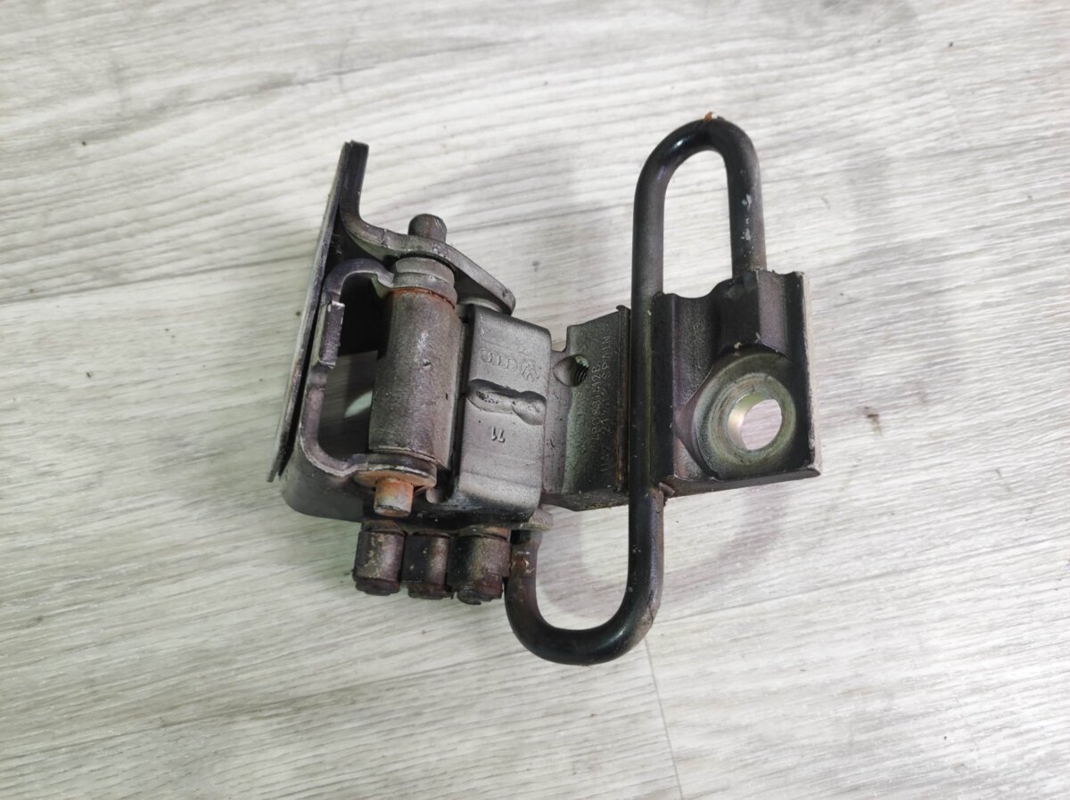 петля передніх дверей права нижня Volkswagen Golf IV (1997-2006) 4B0831412B