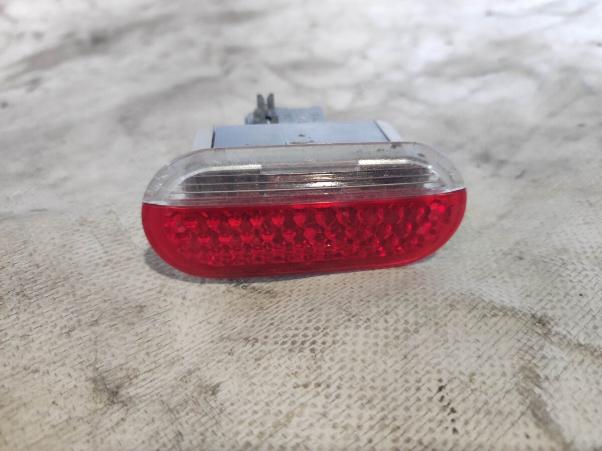 Плафон підсвітки дверей Volkswagen Golf IV (1997-2006) 1J0947411B