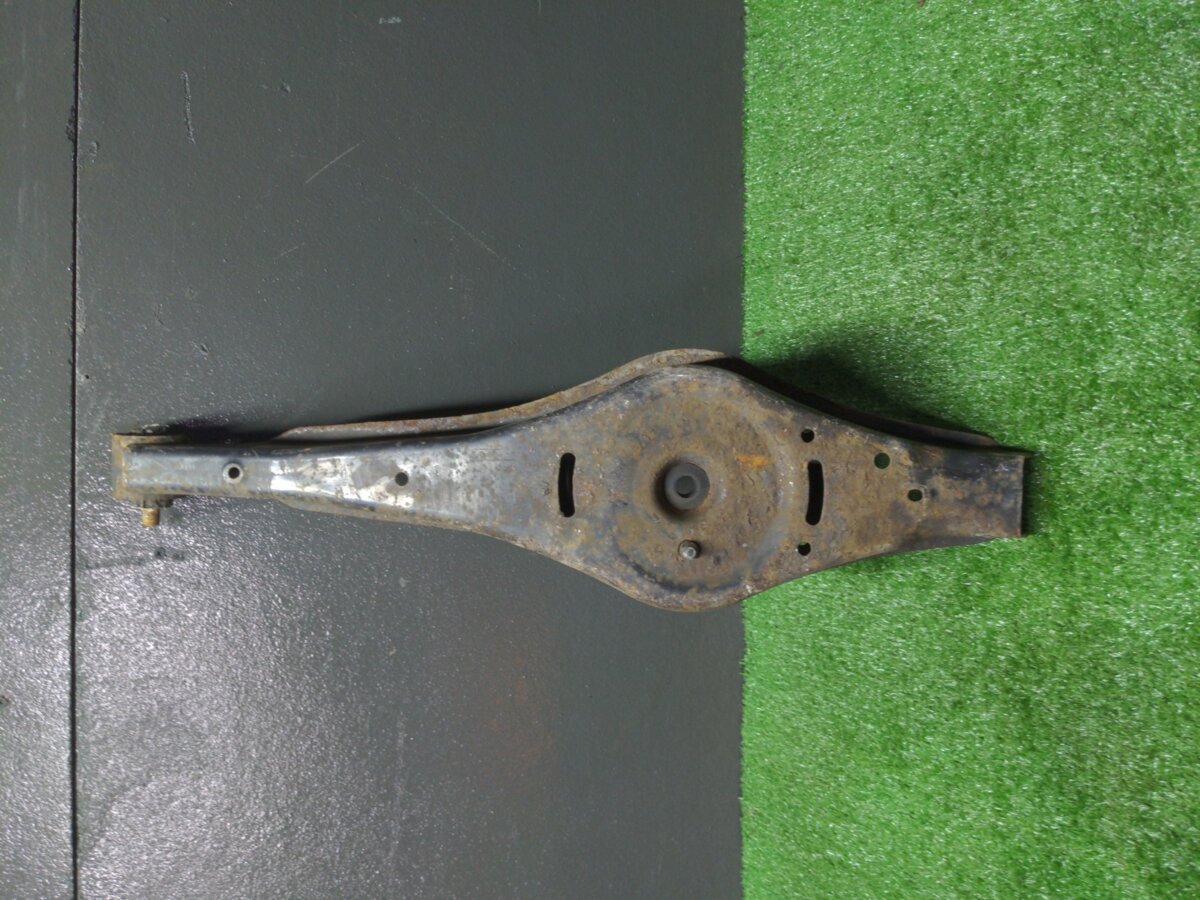 Ричаг лівий задньої підвіски   1K0505323N