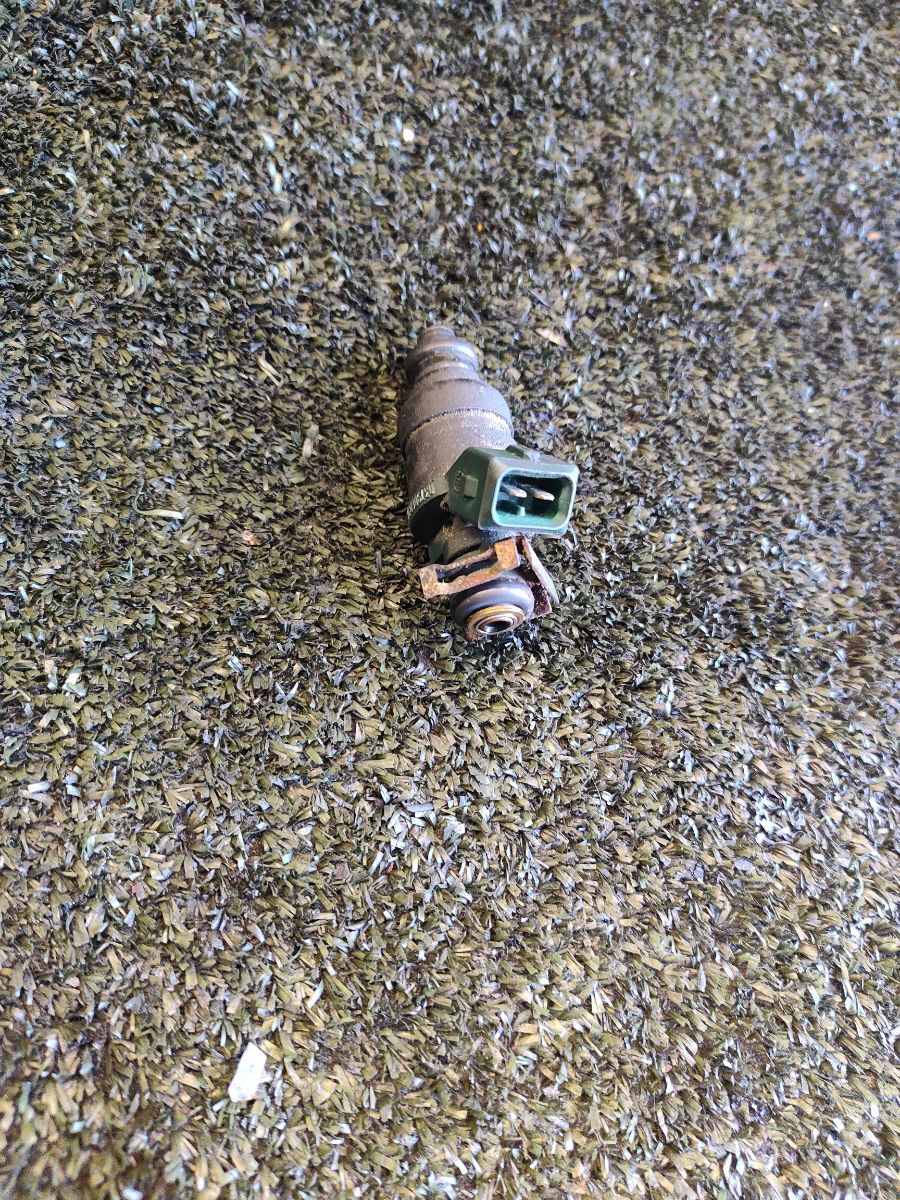 Топливна форсунка  Volkswagen Golf IV (1997-2006) 037906031AL