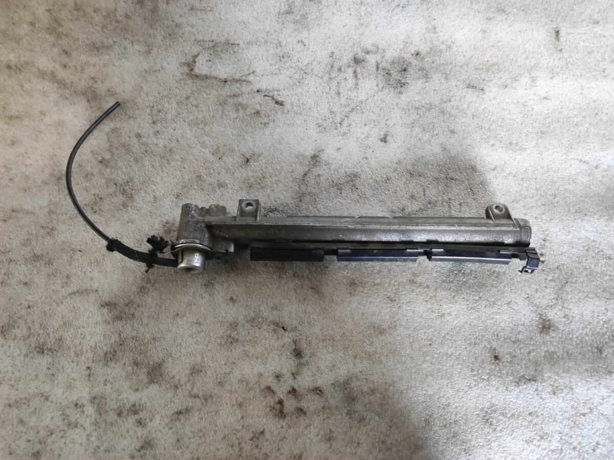 Топливная рампа 1.4 1.6 16v Volkswagen Golf IV (1997-2006) 036133319