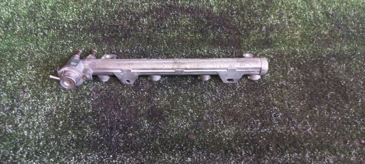 Топливная рампа Volkswagen Golf IV (1997-2006) 036133319