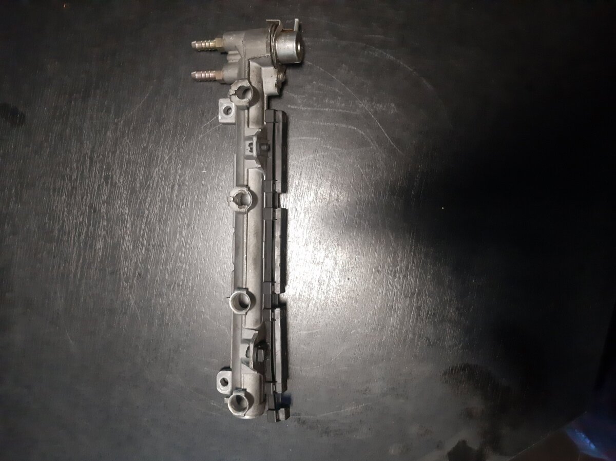 Топливная рейка 1.4 16v Volkswagen Golf IV (1997-2006) 036133319AA