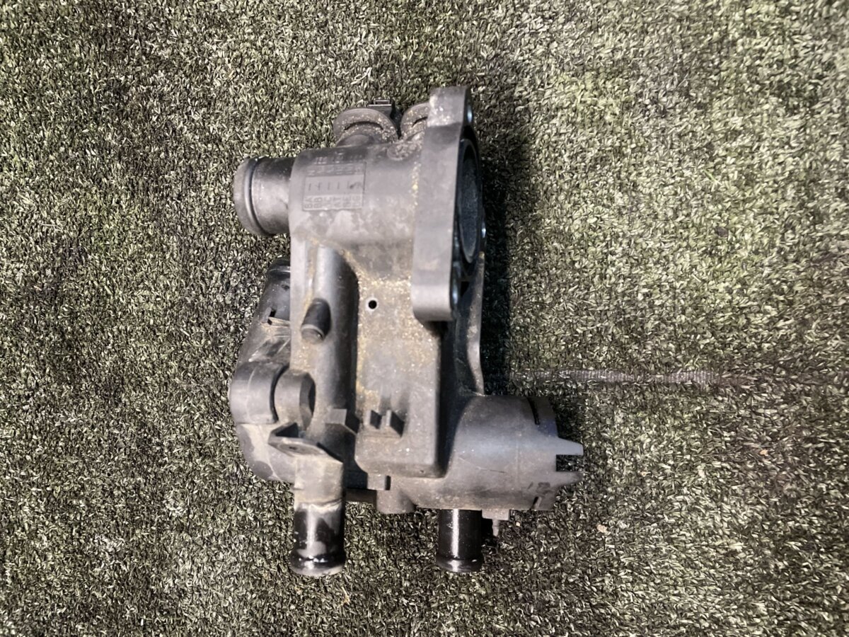 Корпус термостата 1.4 16v skoda fabia / volkswagen golf iv Volkswagen Golf V (2003-2009) 032121111