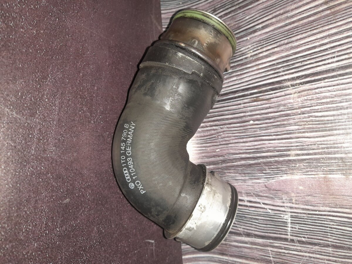 Патрубок інтеркулера Skoda,Volkswagen Golf V (2003-2009),Octavia II (2004-2013) 1T0145790B