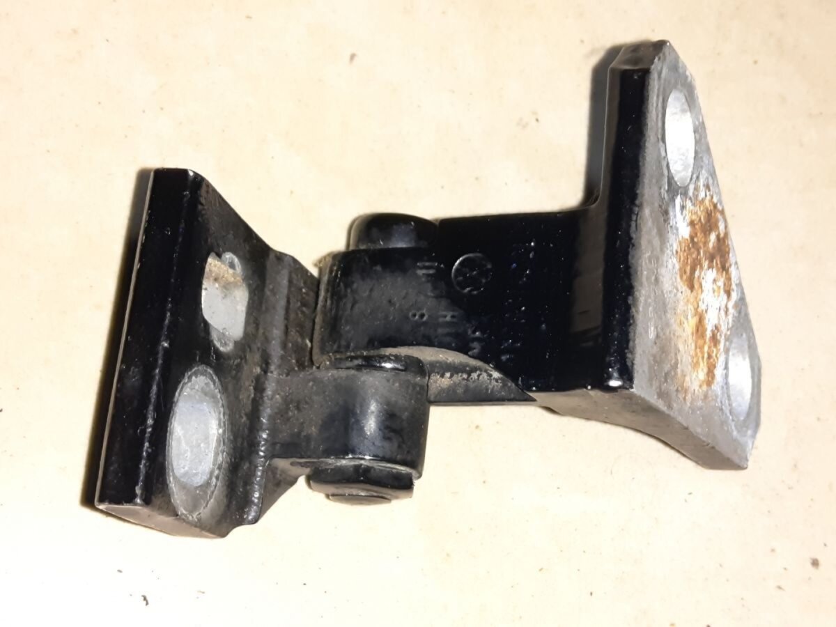 Петля дверей передні праві Volkswagen Golf V (2003-2009) 1K0831402L