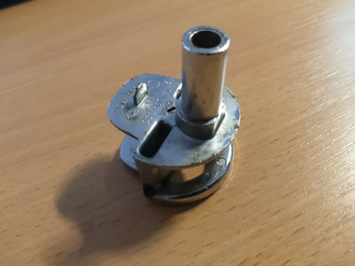 Петля кріплення хром Volkswagen Golf V (2003-2009) 3C9867160