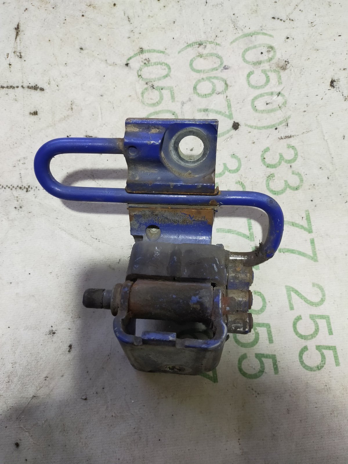 петля передніх дверей Volkswagen Golf V (2003-2009) 4B0831412B