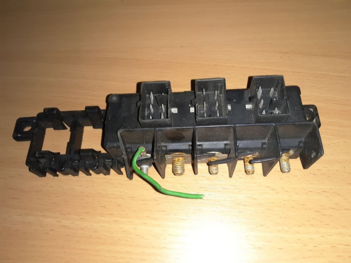Блок реле Volkswagen Passat B5 (1996-2005) 8L0941822A