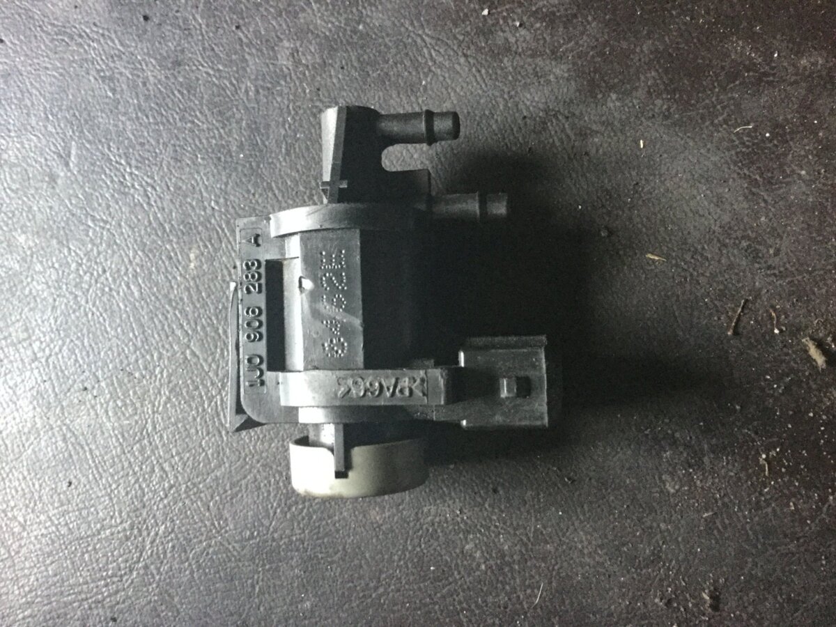 клапан регулювання тиску наддуву; клапан регулювання тиску надуву Volkswagen Passat B5 (1996-2005) 1J0906283A