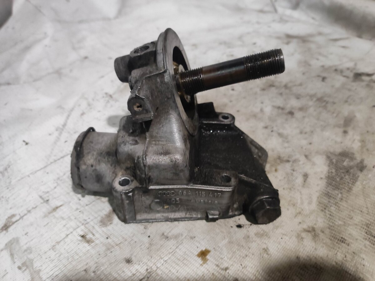 Кронштейн масляного фільтра Volkswagen Passat B5 (1996-2005) 06A115417