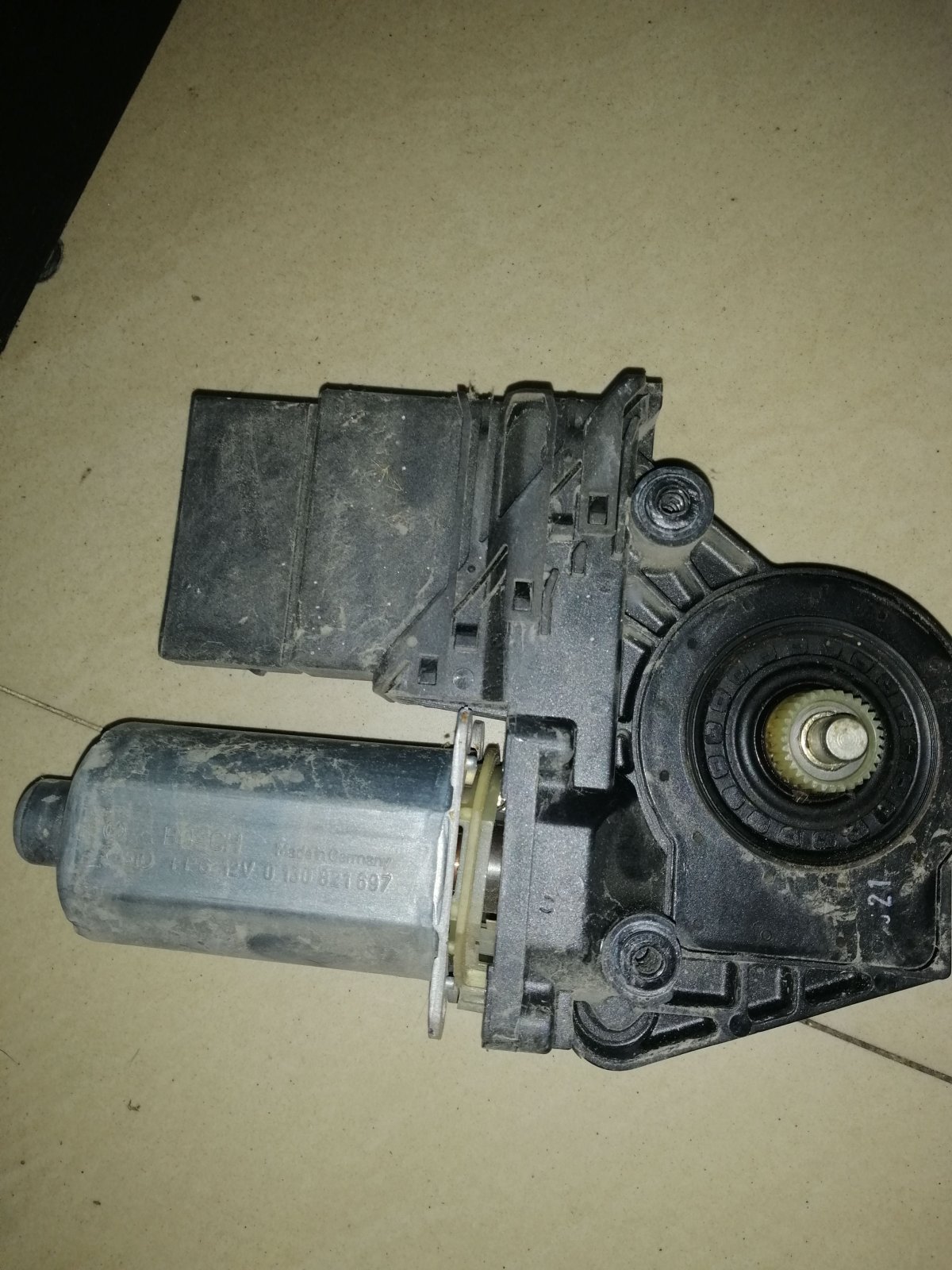 Моторчик склопідйомника задній лівий Volkswagen Passat B5 (1996-2005) 0130821697