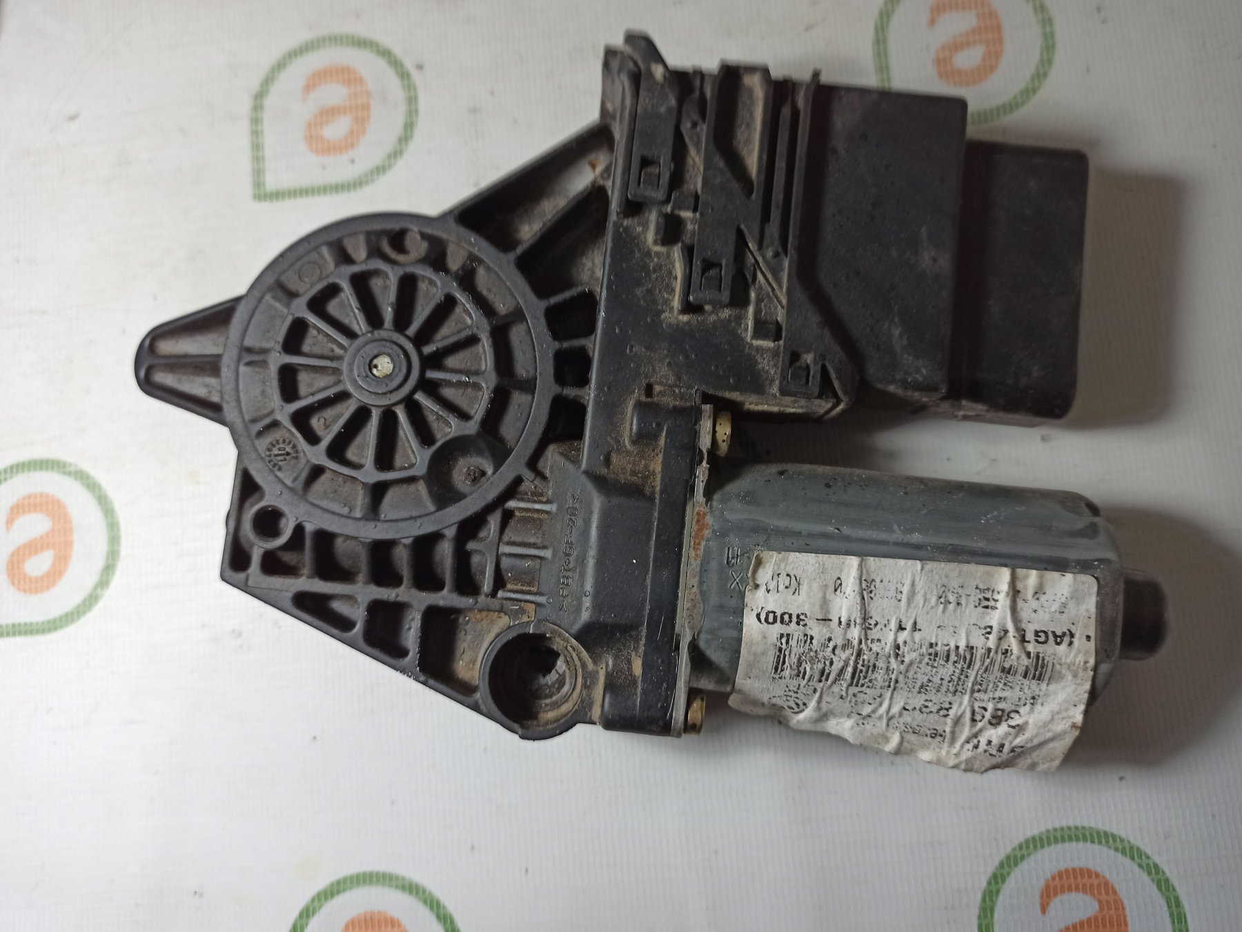 Моторчик склопідйомника задній лівий Volkswagen Passat B5 (1996-2005) 0130821697