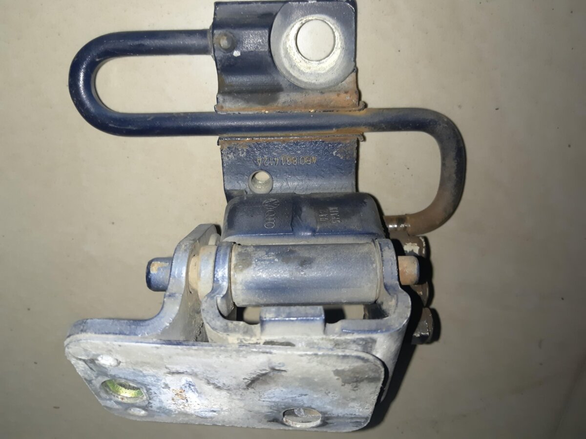 Петля двери передней правой Volkswagen Passat B5 (1996-2005) 4B0831412A