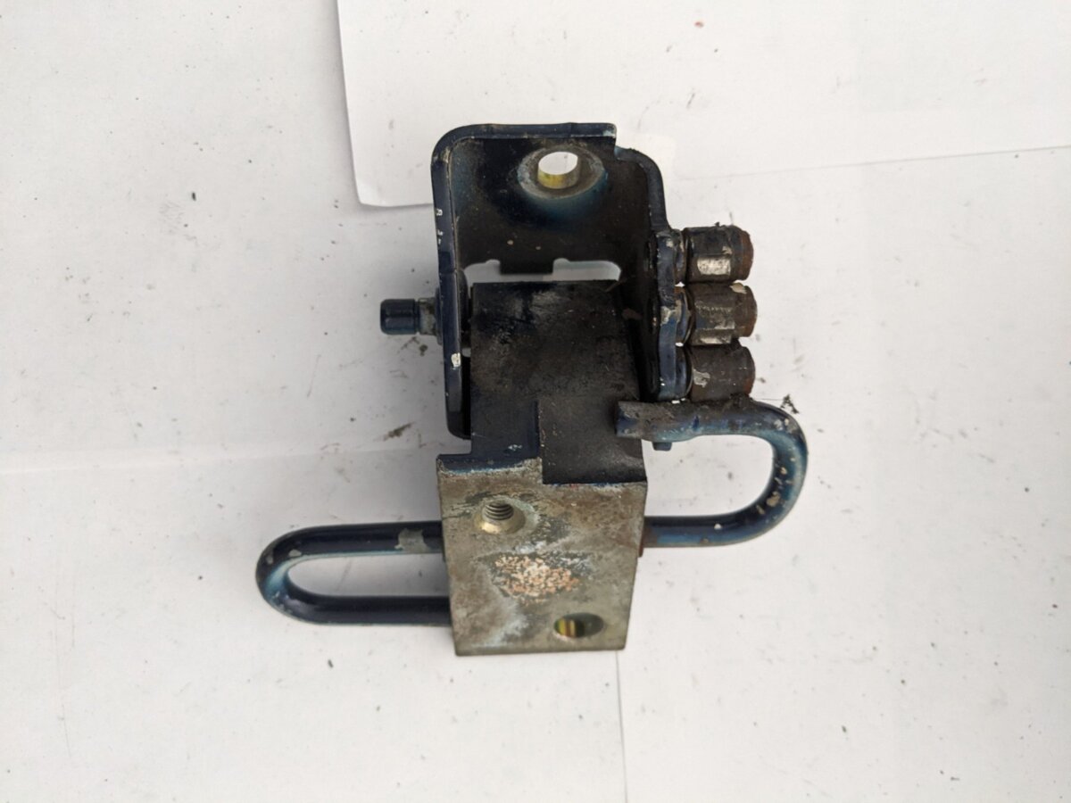 петля передніх дверей права нижня Volkswagen Passat B5 (1996-2005) 4B0831412B
