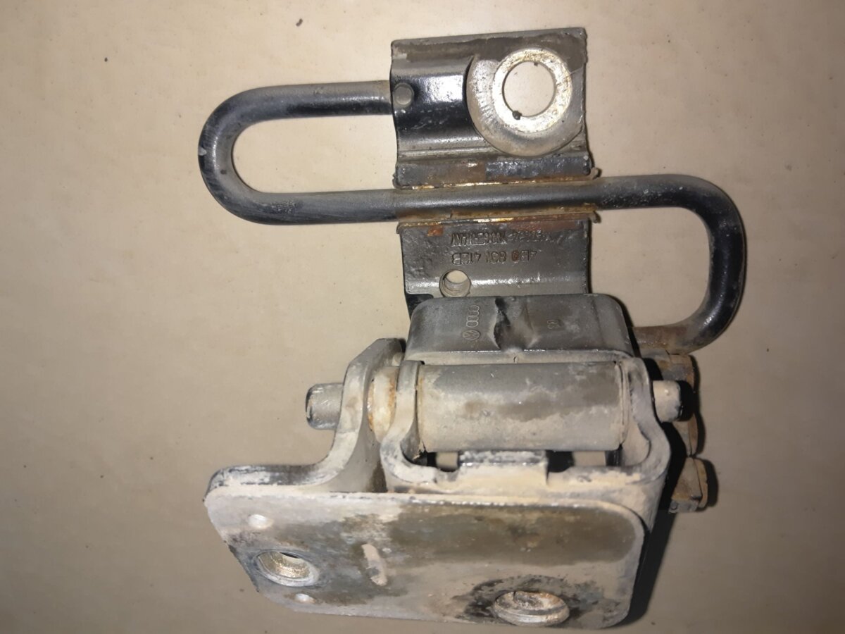 петля передніх дверей права нижня Volkswagen Passat B5 (1996-2005) 4B0831412B