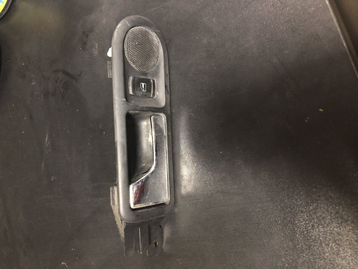 ручка двери внутренняя левая задняя Volkswagen Passat B5 (1996-2005) 1J4839113C