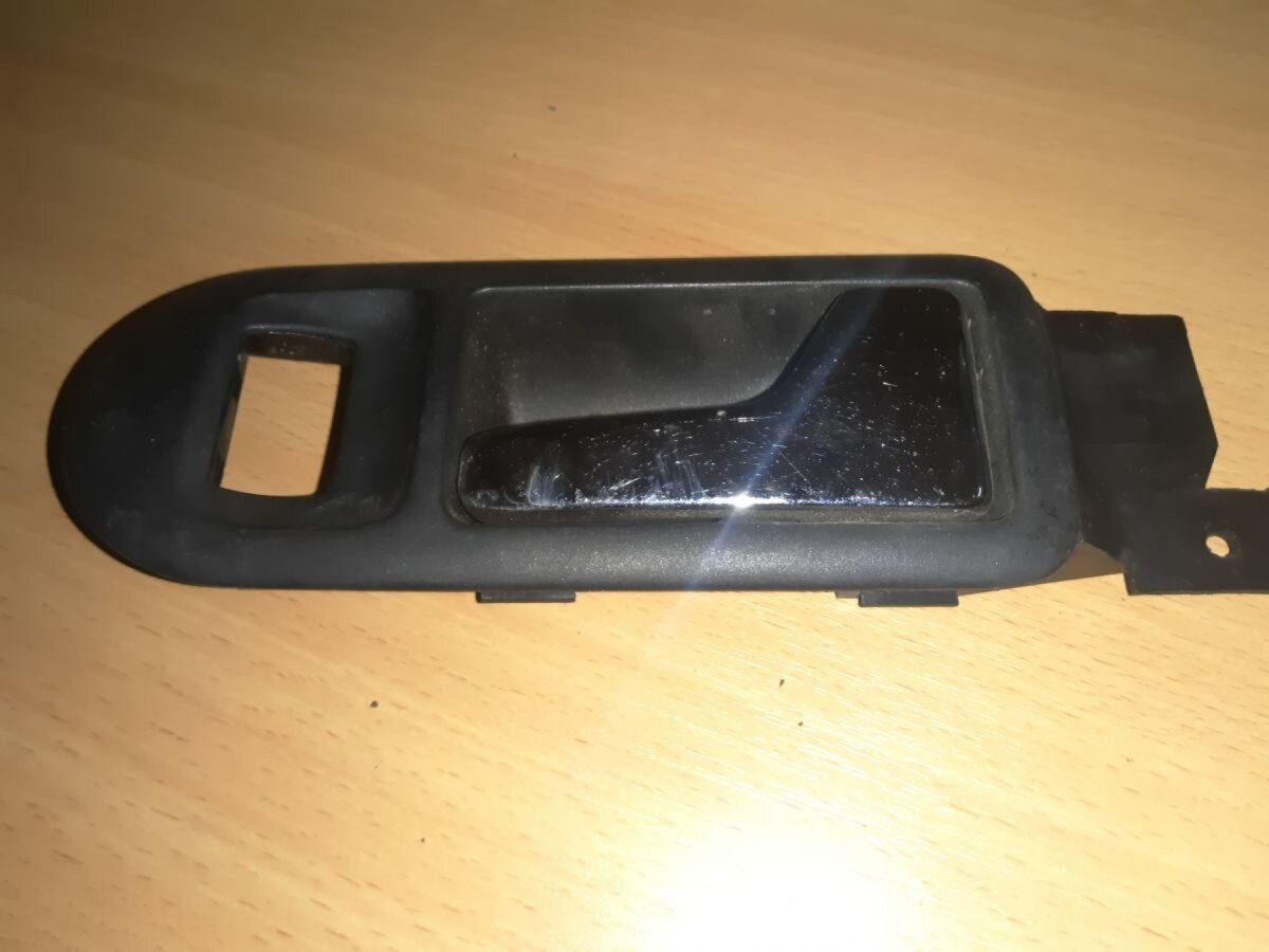 Ручка передніх дверей внутрішня, права Volkswagen Passat B5 (1996-2005) 3B1837114