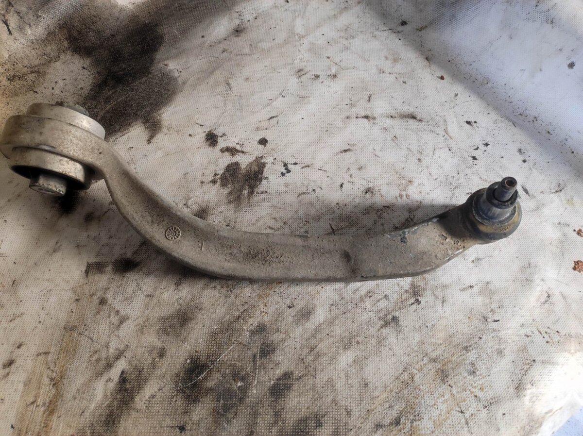 важіль передньої підвіски нижній, лівий Volkswagen Passat B5 (1996-2005) 8E0407693Q