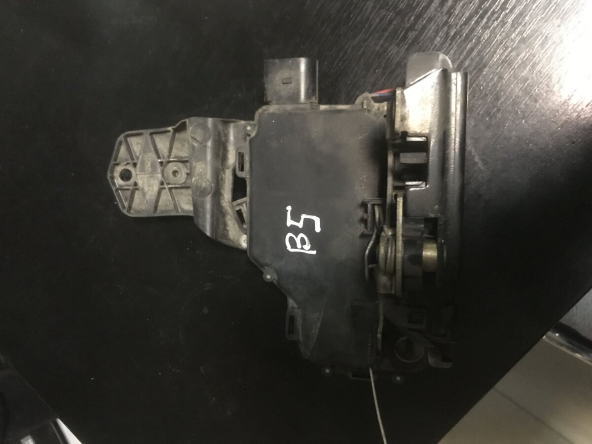 Замок дверей передніх правих Volkswagen Passat B5 (1996-2005) 3B0837868