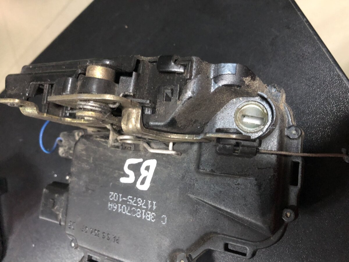 Замок перед правой двері Volkswagen Passat B5 (1996-2005) 3B0837868