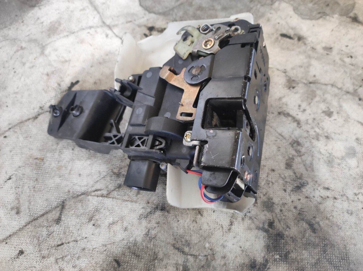 Замок передніх правих дверей Volkswagen Passat B5 (1996-2005) 3B0837868