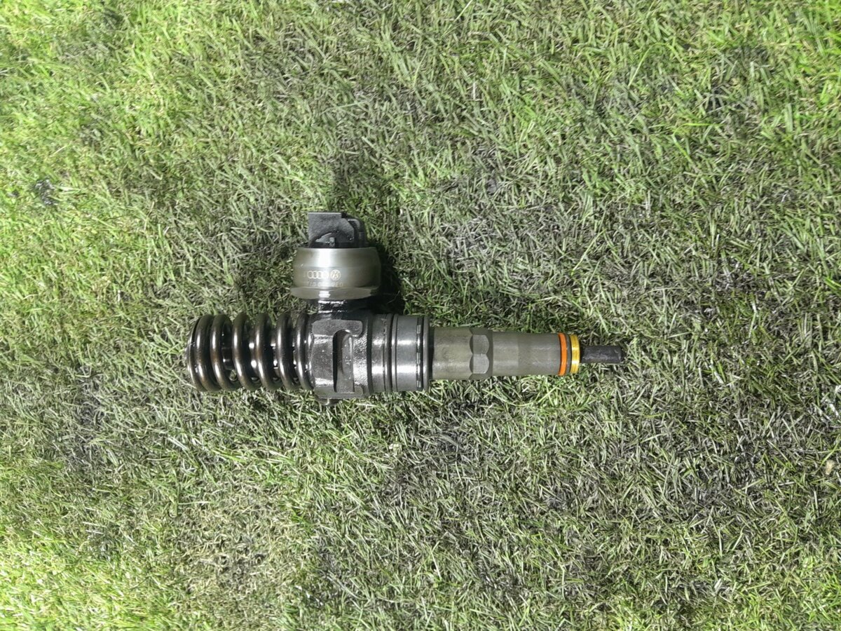Форсунка Volkswagen Passat B6 (2005-2010) 038130073B
