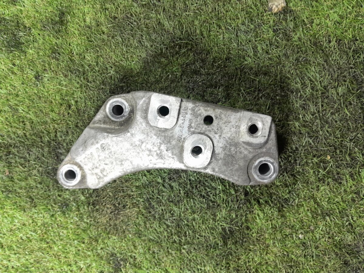 Кронштейн кпп лівий Volkswagen Passat B6 (2005-2010) 1K0199117AC