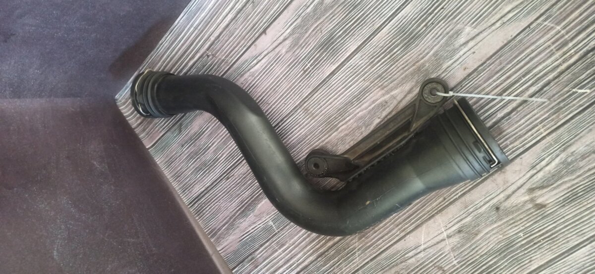 Патрубок інтеркулера, правий Volkswagen Passat B6 (2005-2010) 1K0145762P