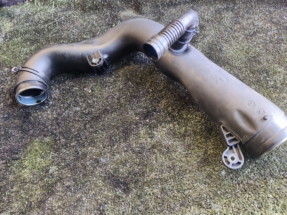 Патрубок інтеркулера Volkswagen Passat B6 (2005-2010) 1K0129654AJ
