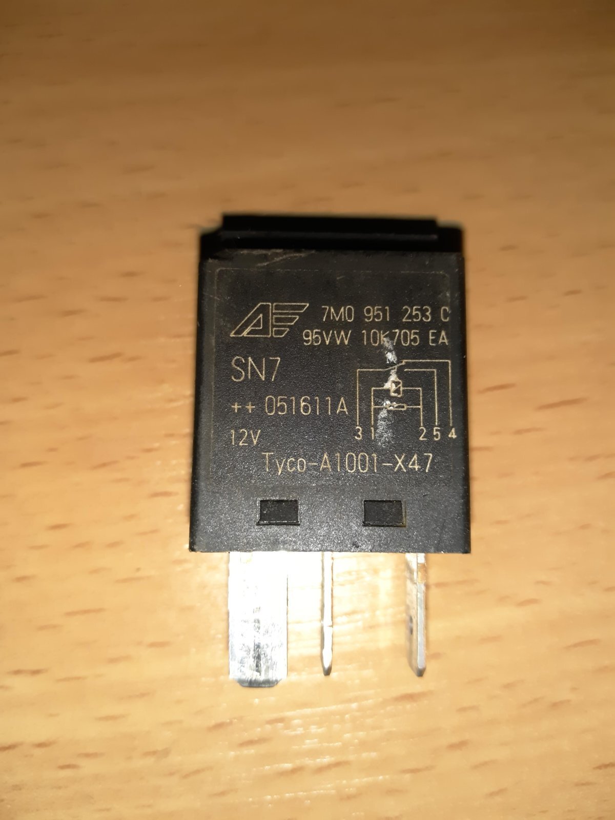 Реле 404. OE: ; Volkswagen Passat B6 (2005-2010) 7M0951253C