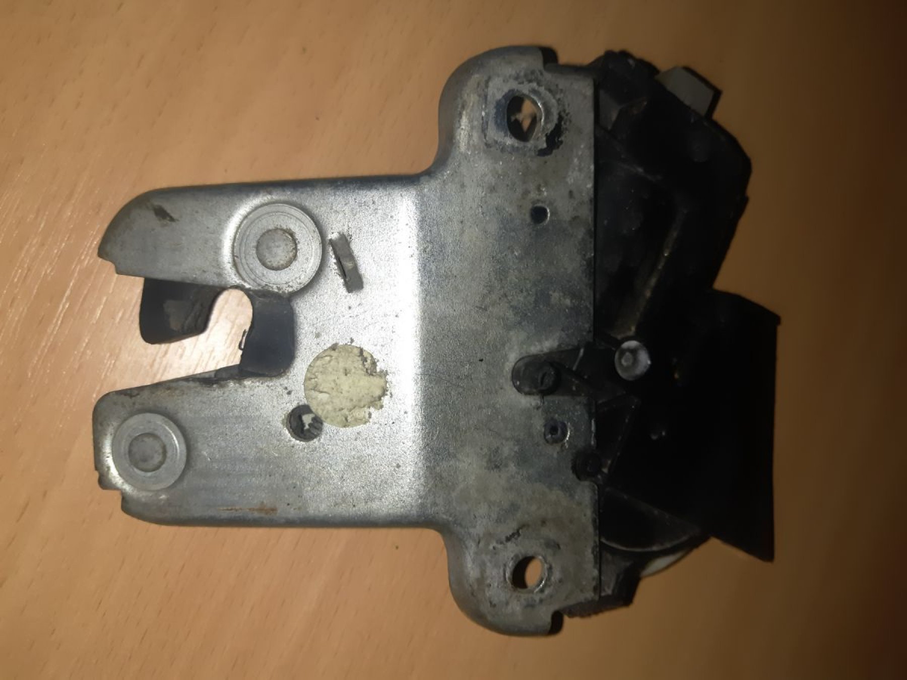 замок 3/5-х дверей, задній; замок багажника; замок дверей багажника; замок задніх дверей; замок і ручка дверей задка; замок кришки багажника; замок кришки багажника / задніх 3/5-х дверей; замок п'ятих дверей; замок, ручка і привід (багажника; Центральний 