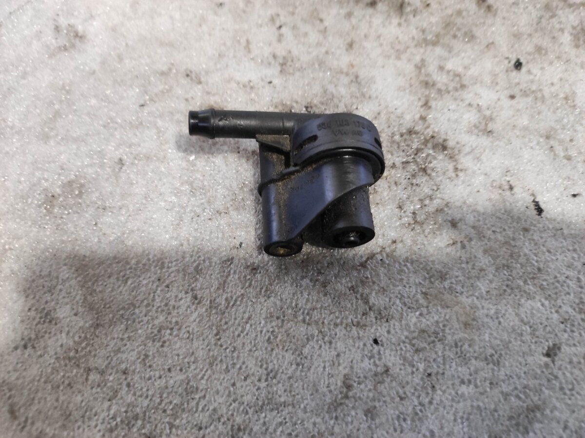 Клапан вентиляції картеру Volkswagen Polo IV (2002-2009) 036103175C