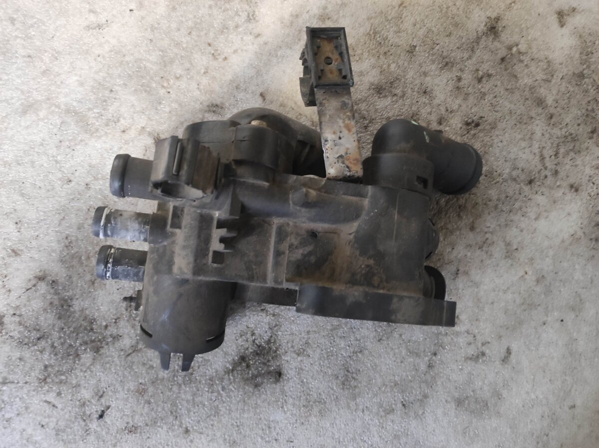 кожух термостата; корпус термостата в зборі; термостат в зборі; корпус термостата Volkswagen Polo IV (2002-2009) 032121111AP