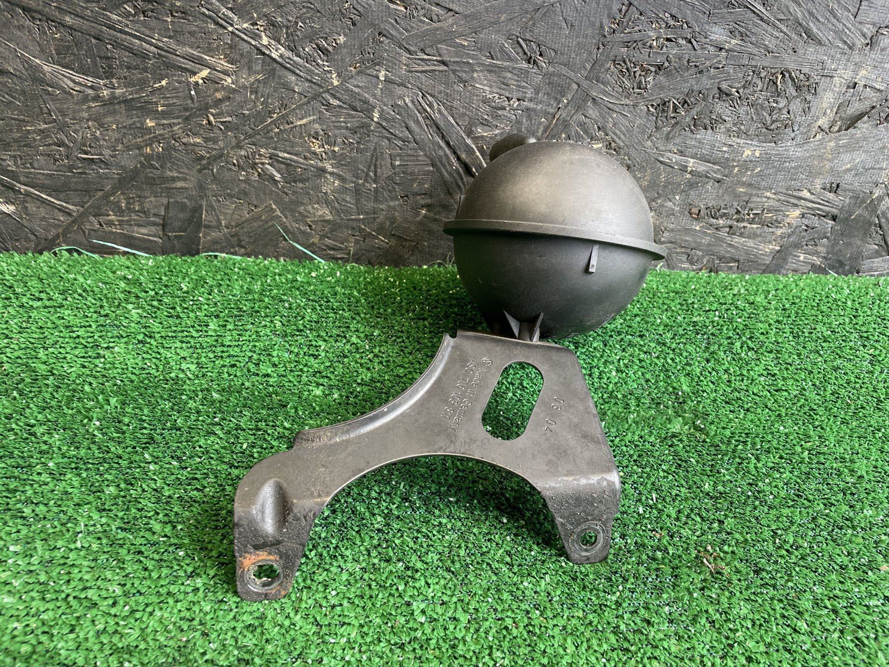 Бачок вакуумної системи двигуна Volkswagen Touareg I (2002-2010) 054129808