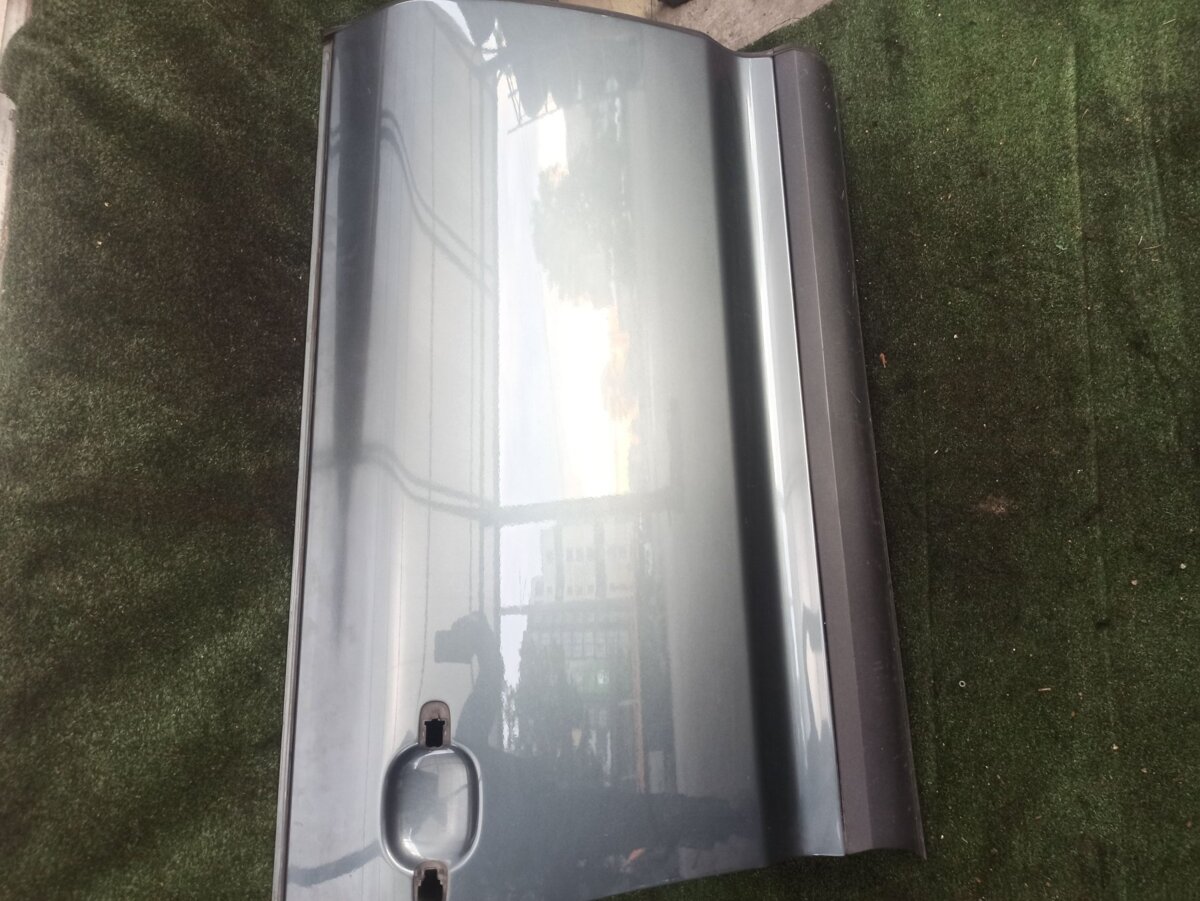 Двері передні праві Volkswagen Touareg I (2002-2010) 7L0831056L