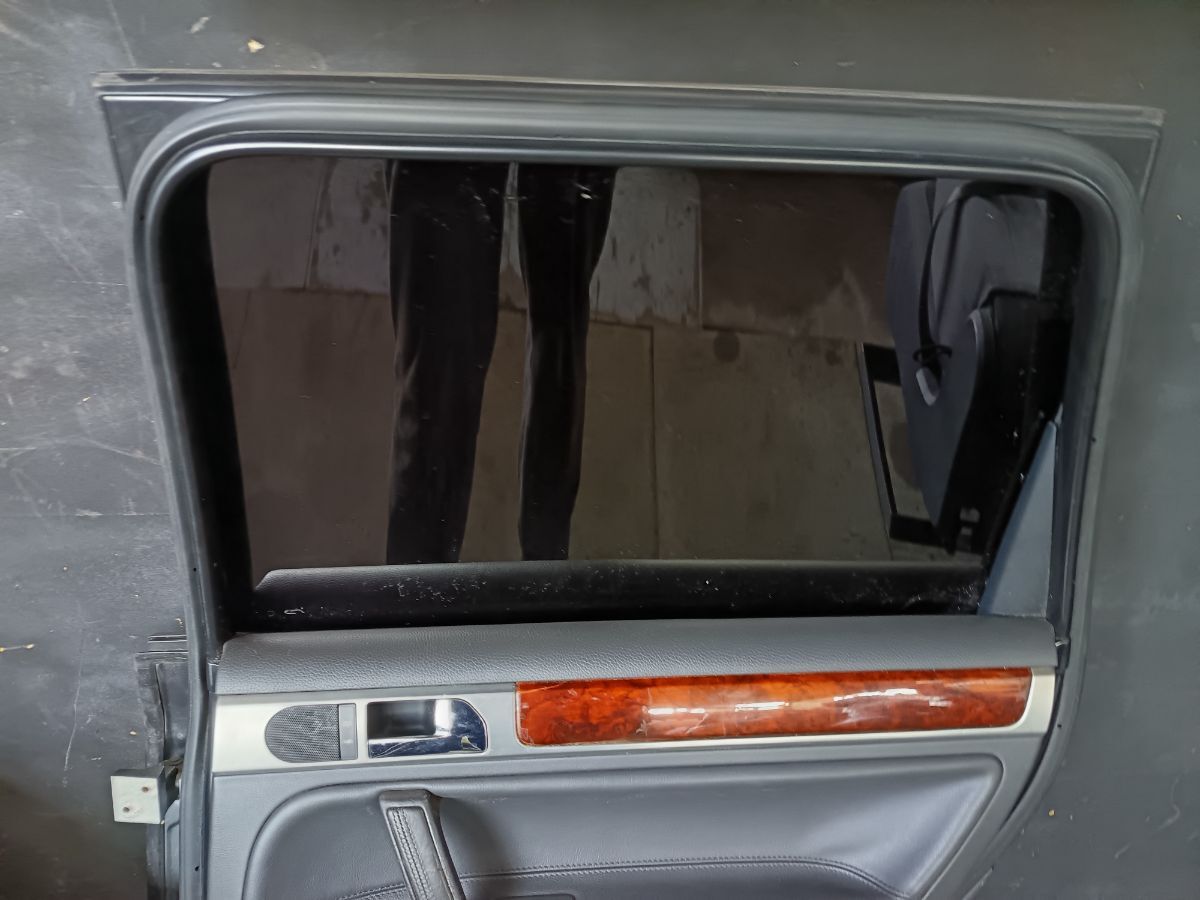 Двері задні праві Volkswagen Touareg I (2002-2010) 7L0833056M