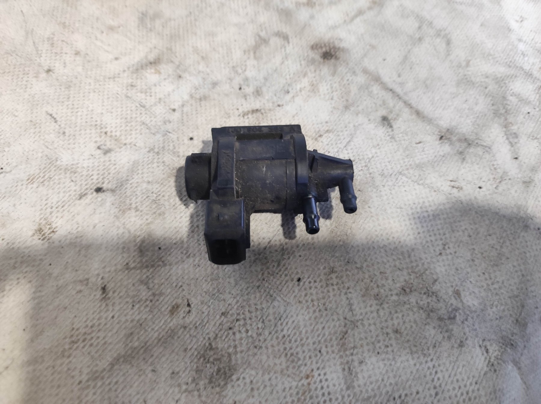 клапан регулювання тиску наддуву; клапан регулювання тиску надуву Volkswagen Touareg I (2002-2010) 1J0906283A