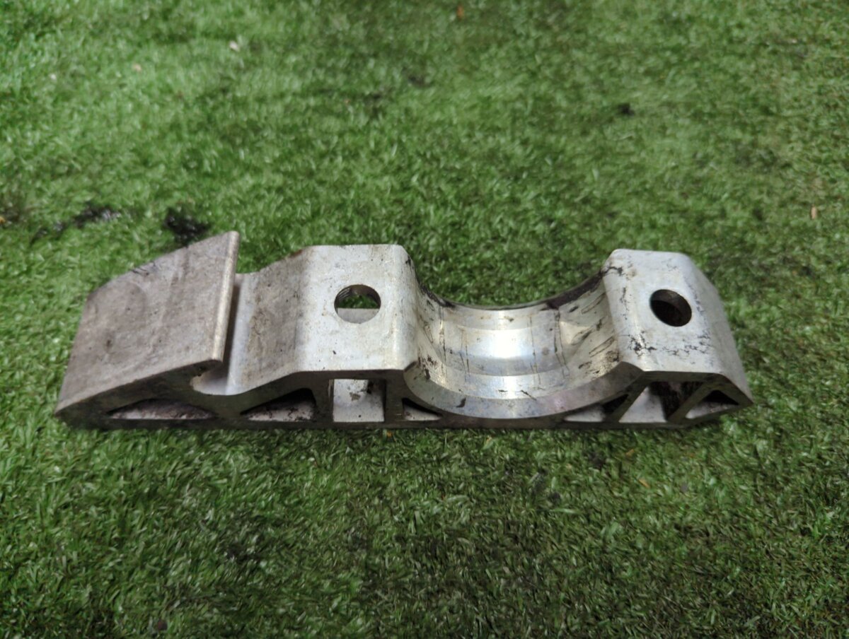 Кронштейн стабілізатора Volkswagen Touareg I (2002-2010) 7L0411063B