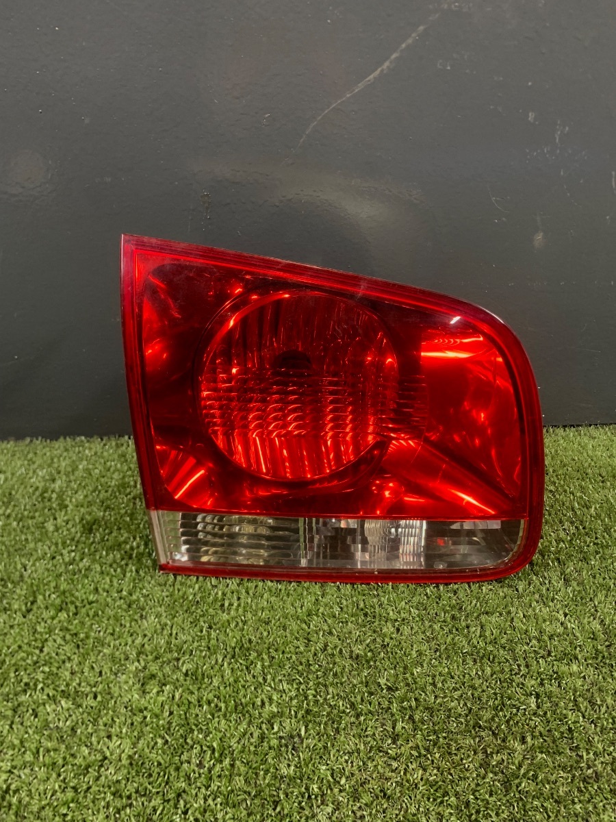 Ліхтар задній лівий внутрішній Volkswagen Touareg I (2002-2010) 7L6945093R