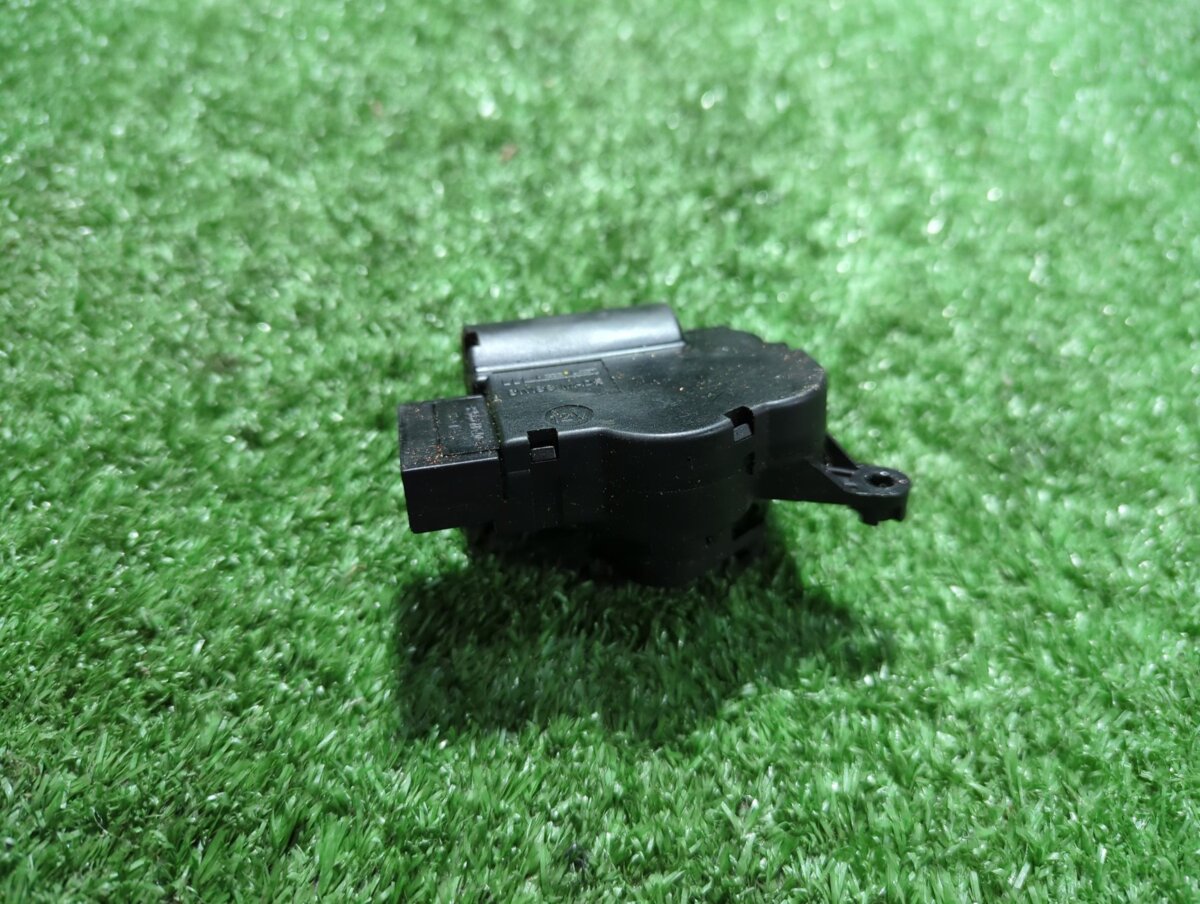 Привід заслонки пічки Volkswagen Touareg I (2002-2010) 52411483R04