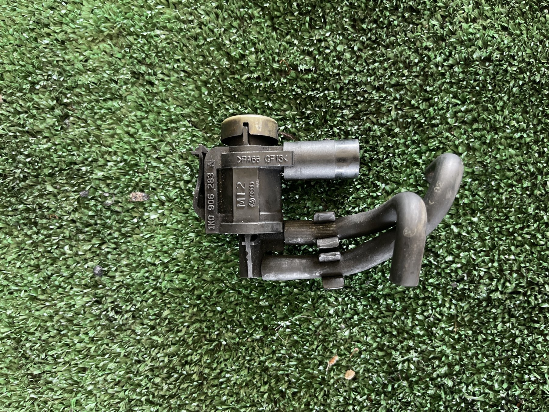 Вакуумний клапан Volkswagen Touareg I (2002-2010) 1K0906283A