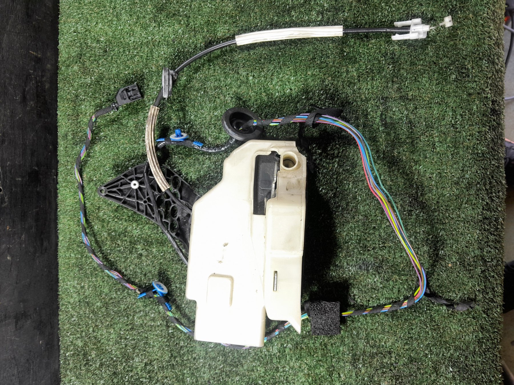 Замок дверей передньої лівої Volkswagen Touareg I (2002-2010) 3D1837015AB