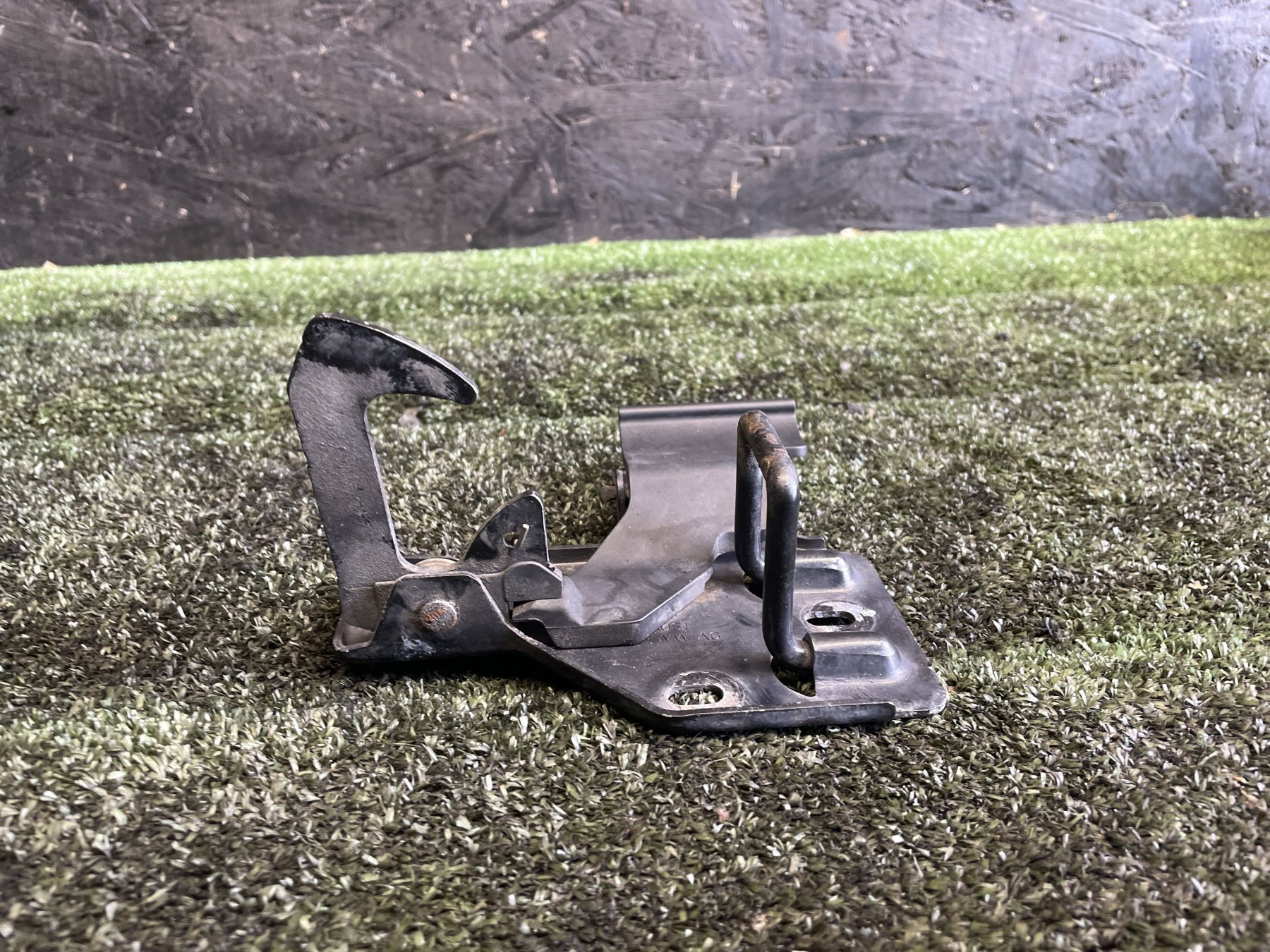 Замок капота Volkswagen Touareg I (2002-2010) 6Q0823480B