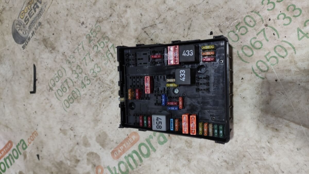 Блок запобіжників Volkswagen Touran I (2003-2010) 1K0937124K