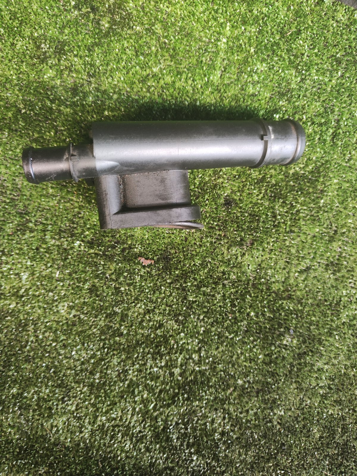 Фланець системи охолодження Volkswagen Touran I (2003-2010) 038121132G