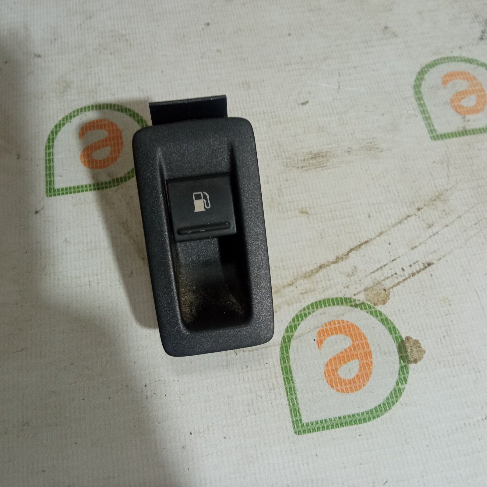 Кнопка -06 відкривши лючка бензобака Volkswagen Touran I (2003-2010) 1T0959551